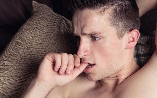 Почему мужчины мастурбируют с помощью женщины?