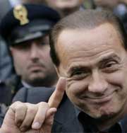 Берлускони считает, что итальянкам трудно избежать изнасилований