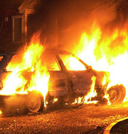 Во Франции за новогоднюю ночь сгорело более 1 тысячи автомобилей