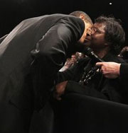 Обама поцеловал бездомную американку