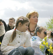 Ющенко заставляет детей одеваться в национальную одежду