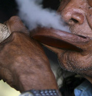 Вместо мытья житель Индии уже 15 лет курит марихуану
