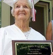 Женщина закончила школу в 90 лет