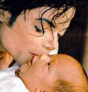Детей Майкла Джексона воспитает его мама