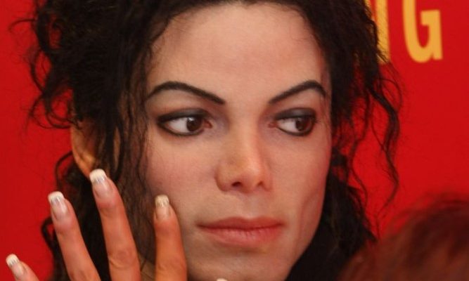 Майкл Джексон умер