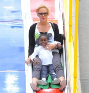 Мадонна с детьми развлекается в Париже. Фото