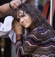Дженнифер Лопес вынуждена мокнуть под дождем. Фото