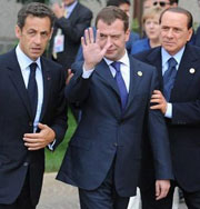 Медведев стал жертвой папарацци. Фото