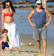 Мэттью МакКонохи с семьей на пляже. Фото