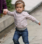 Малышка Джессики Альбы уже умеет ходить. Фото