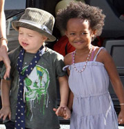 Дети Анджелины Джоли стащили у папы галстук и шляпу. Фото