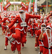 Сумасшедшие Санта-Клаусы готовятся к праздникам. Фото