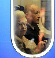 Королева Великобритании пересела на поезд