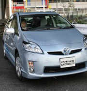 Новый автомобиль Toyota заряжается от розетки