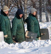 Лопаты для уборки снега продают втридорога