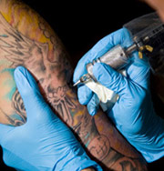 Из-за татуировки девушка впала в кому