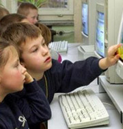 Дети сидят за компьютером полный рабочий день