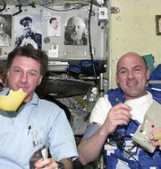 Космонавтам привезут соленые огурцы и творог