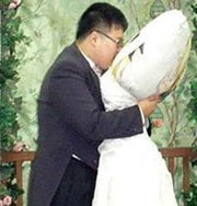 Японец женился на подушке