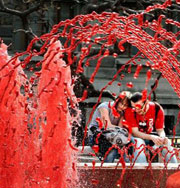 В Бухаресте появился кровавый фонтан. Фото