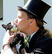 Мужчина женился на своей кошке. Фото