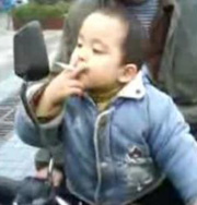 2-летний ребенок подсел на сигареты