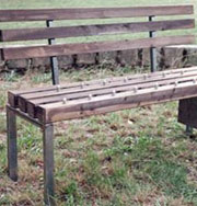В парке установили скамейки с шипами