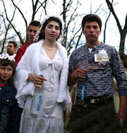 Цыгане продают невест на ярмарках. Фото