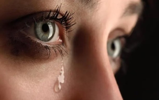 Женские слезы снижают мужское либидо