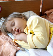 Детям лучше спать с родителями