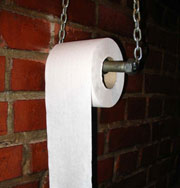 Школьников заставили носить туалетную бумагу