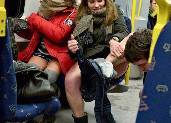 Акция «В метро без штанов» собирает все больше людей. Фото