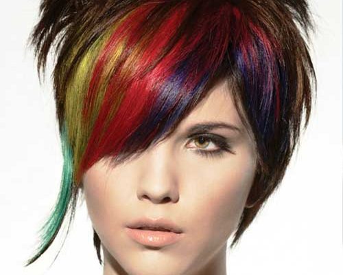 Цветные пряди волос — модный штрих. Фото