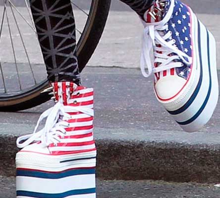 Гламурный спорт: кеды на платформе. Фото