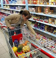 Хозяйка супермаркета берет деньги за просмотр продуктов