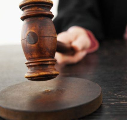 Пациенты подают на врачей в суд