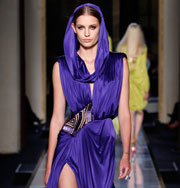 Яркая и сексуальная коллекция Versace на Неделе высокой моды в Париже. Фото