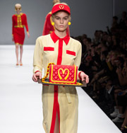 Moschino посвятил коллекцию фаст-фуду и другой еде: Неделя моды в Милане. Фото
