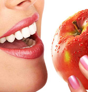Продукты, которые помогут сохранить зубы здоровыми без стоматолога. Фото