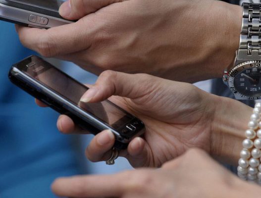 Пользование мобильным телефоном в темноте может привести к слепоте