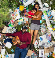 Американские семьи среди мусора, оставленного ими за неделю. Фото