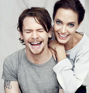 Мода: неповторимая Анджелина Джоли вместе с Джеком О`Коннеллом появилась на обложке Entertainment Weekly. Фото