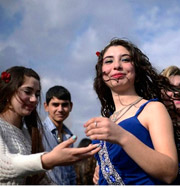 Болгария: необычная ярмарка цыганских невест. Фото