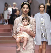 Мода: Dolce & Gabbana посвятил свою новую коллекцию материнству. Фото