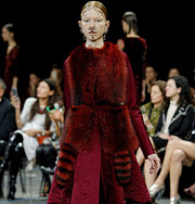 Мода: Givenchy представила смесь готики и уличной моды с приправой из викторианской эпохи. Фото