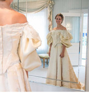 Свадебное платье 120 лет передают из поколения в поколение в семье. Фото