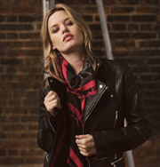 Мода: байкерские куртки снова в моде. Джорджия Мэй Джаггер с коллекцией Biker Jacket. Фото
