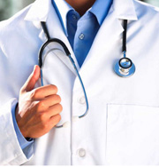 На белых халатах врачи разносят инфекции