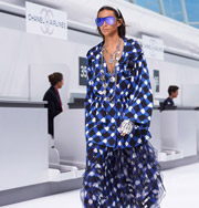 Неделя моды в Париже: Chanel превратила подиум в аэропорт. Фото