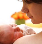 Обняв новорожденного, мама может справиться со стрессом